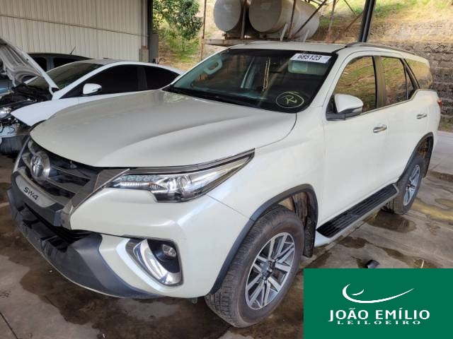 TOYOTA HILUX SW4 SRX 2.8 17\17